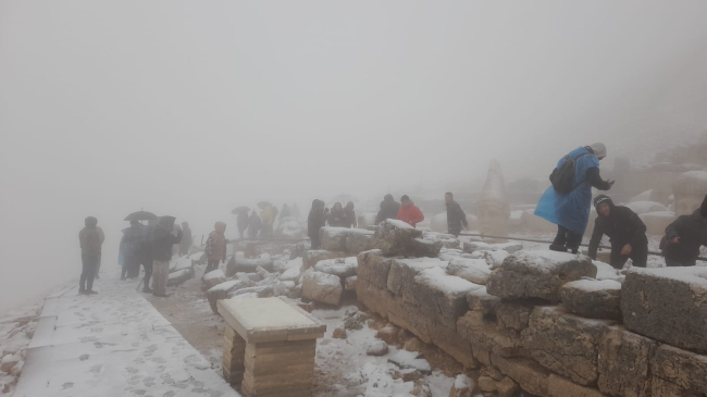 Nemrut Dağı'na yılın ilk karı yağdı